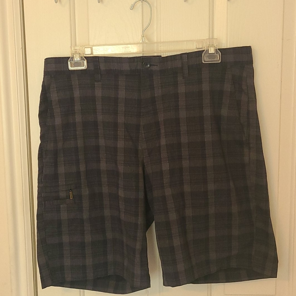 Greg Norman golf shorts size 36 blue and grat